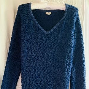 V-neck, soft material, oversized sweater